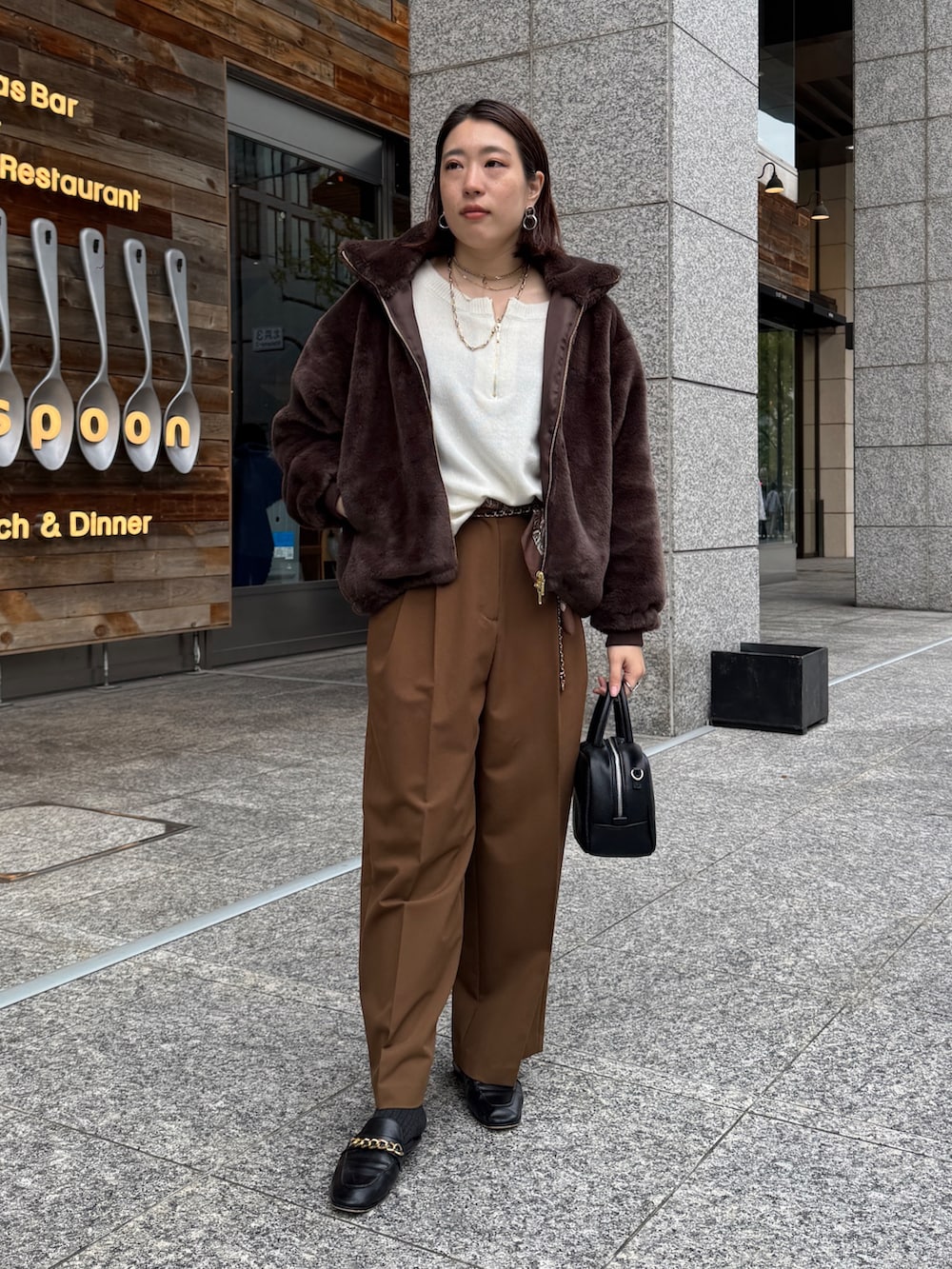 ブラウン系のその他パンツ、グレー系のその他アウター、ホワイト系のニット/セーターを着用したレディースの冬コーディネートの6枚目の写真