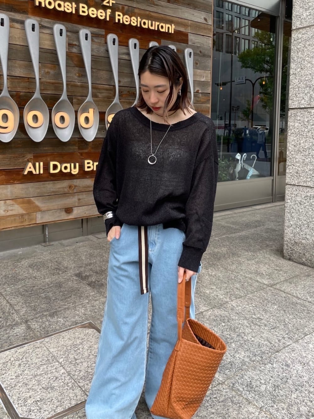 ブラック系のカーディガン/ボレロ、ブルー系のデニムパンツ、ブラウン系のベルトを着用したレディースの夏コーディネートの5枚目の写真