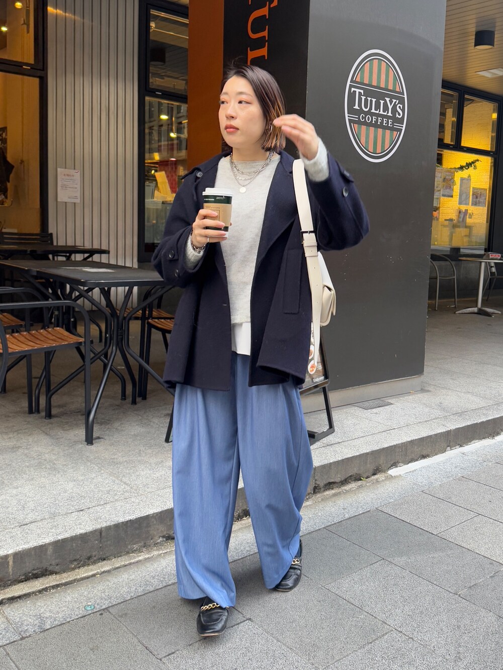 ブルー系のその他パンツ、ブルー系のその他アウター、グレー系のニット/セーターを着用したレディースの冬コーディネートの3枚目の写真
