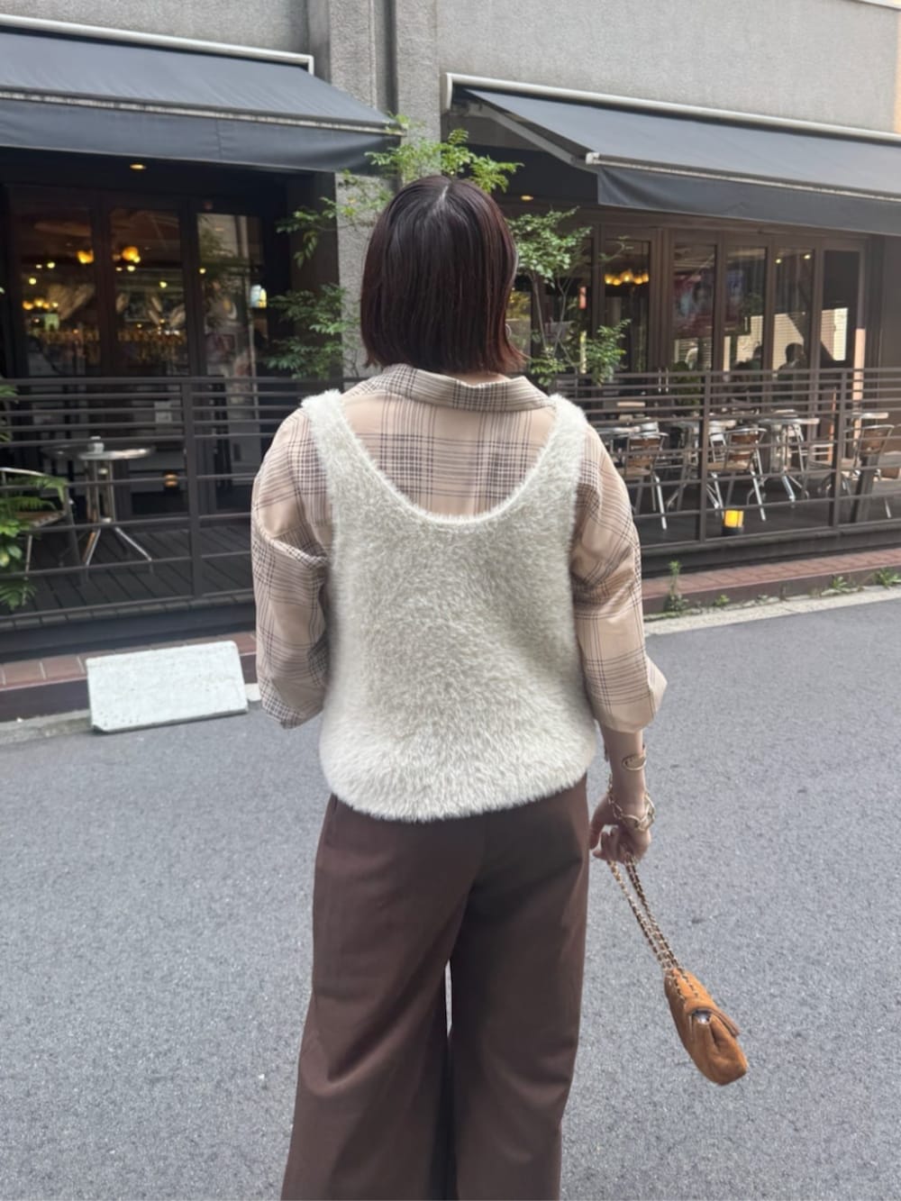 イエロー系のショルダーバッグ、ベージュ系のシャツ/ブラウス、ベージュ系のその他パンツを着用したレディースの夏コーディネートの4枚目の写真