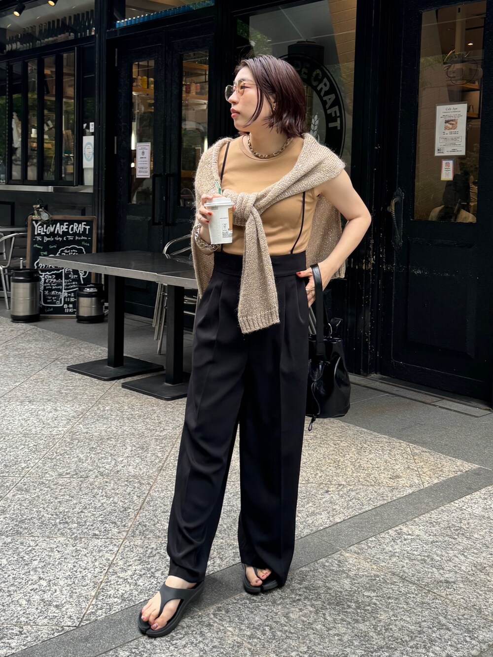 ベージュ系のニット/セーター、ブラック系のショルダーバッグ、ブラック系のその他パンツを着用したレディースの夏コーディネートの3枚目の写真