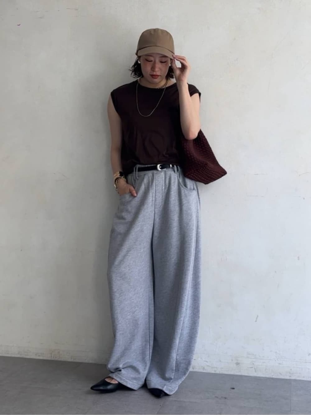 ブラウン系のTシャツ/カットソー、グレー系のスウェットパンツ、ブラウン系のトートバッグを着用したレディースの夏コーディネートの4枚目の写真