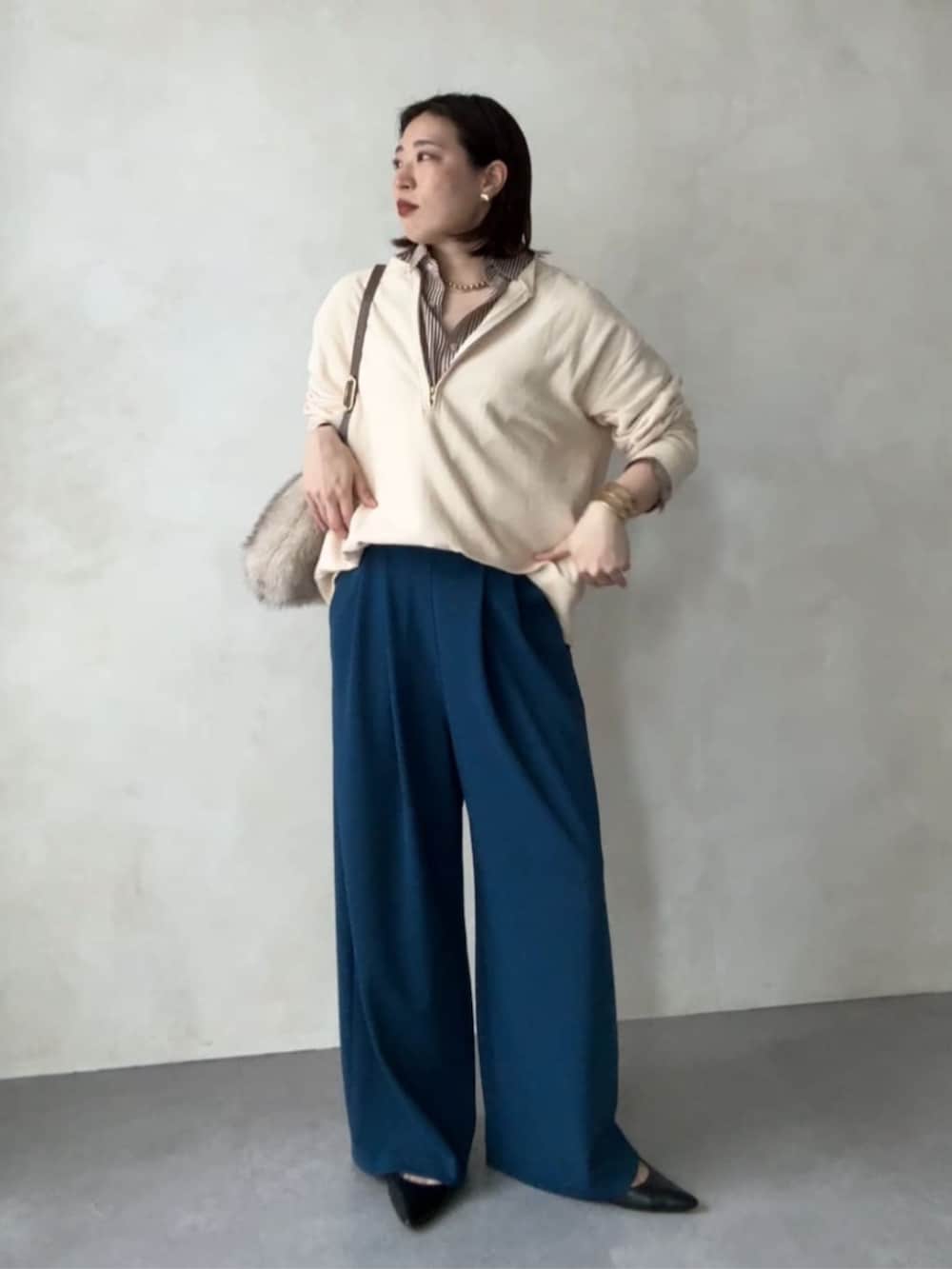 ホワイト系のスウェット、グレー系のシャツ/ブラウス、ブルー系のその他パンツを着用したレディースの秋コーディネートの2枚目の写真