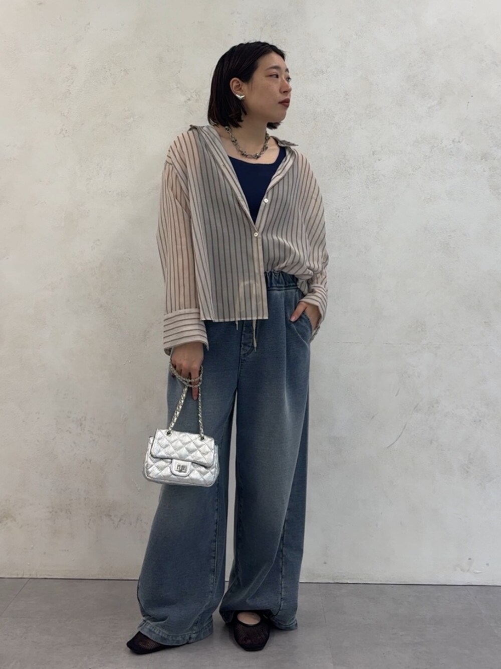 ブルー系のその他パンツ、ホワイト系のシャツ/ブラウス、シルバー系のショルダーバッグを着用したレディースの夏コーディネートの6枚目の写真