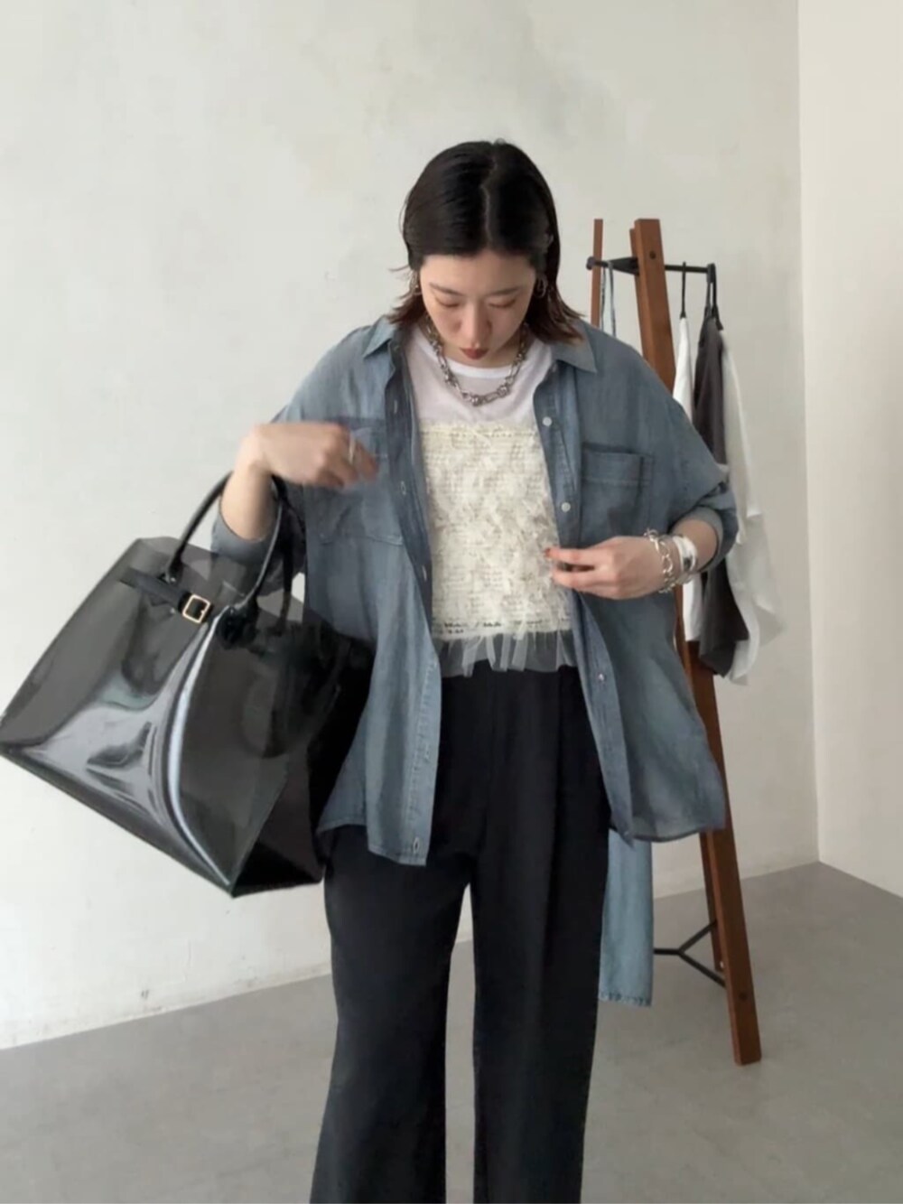 ブラック系のショルダーバッグ、ブルー系のシャツ/ブラウス、グレー系のその他パンツを着用したレディースの夏コーディネートの3枚目の写真
