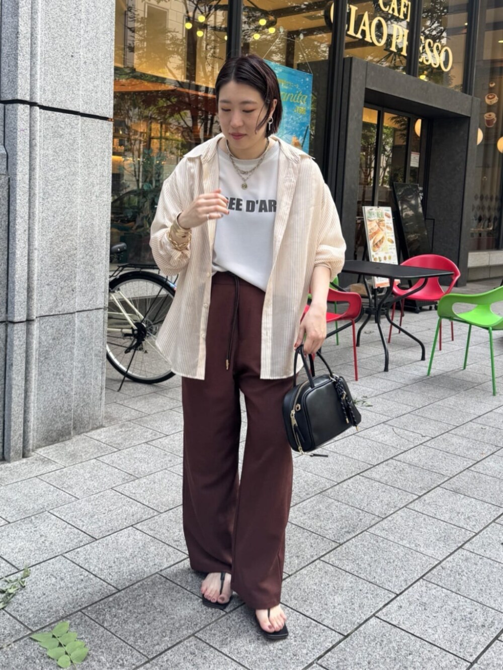 グレー系のシャツ/ブラウス、ブラック系のショルダーバッグ、レッド系のその他パンツを着用したレディースの夏コーディネートの5枚目の写真