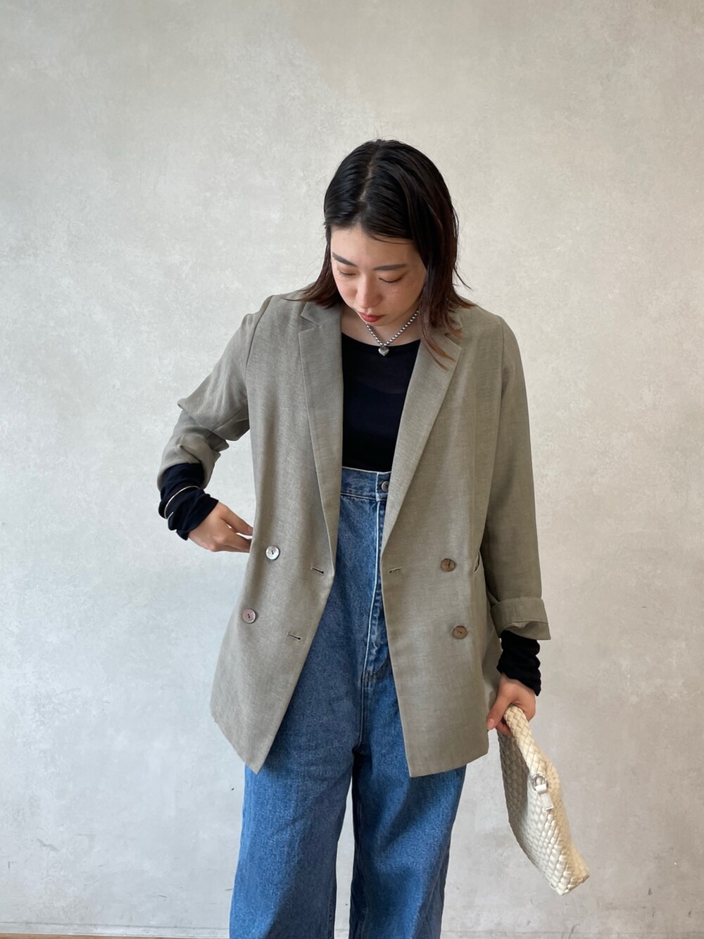 ブルー系のサロペット/オーバーオール、ベージュ系のテーラードジャケット、ブルー系のTシャツ/カットソーを着用したレディースの春コーディネートの8枚目の写真
