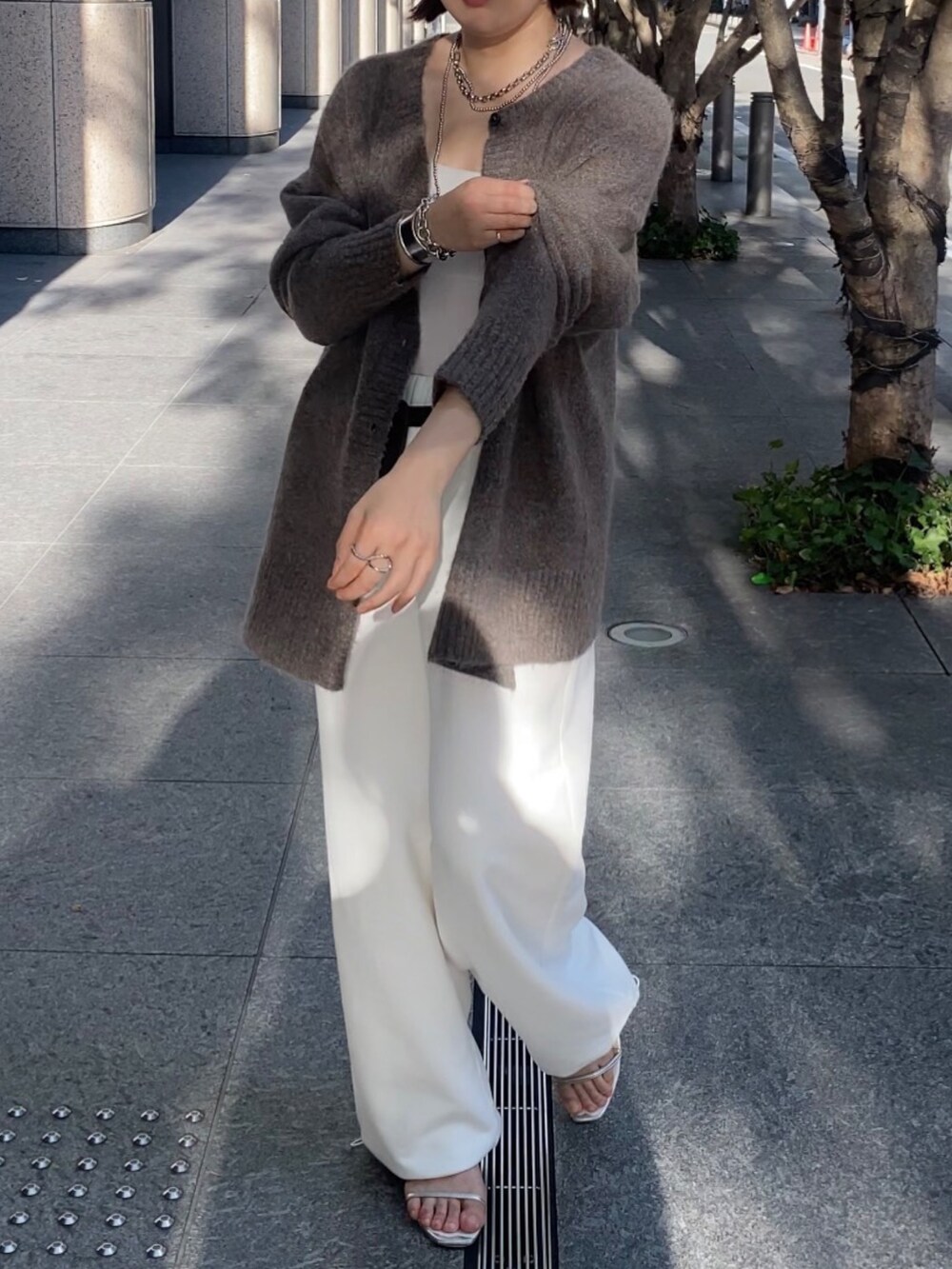 ホワイト系のスウェットパンツ、ベージュ系のニット/セーター、ブラウン系のショルダーバッグを着用したレディースの夏コーディネートの9枚目の写真