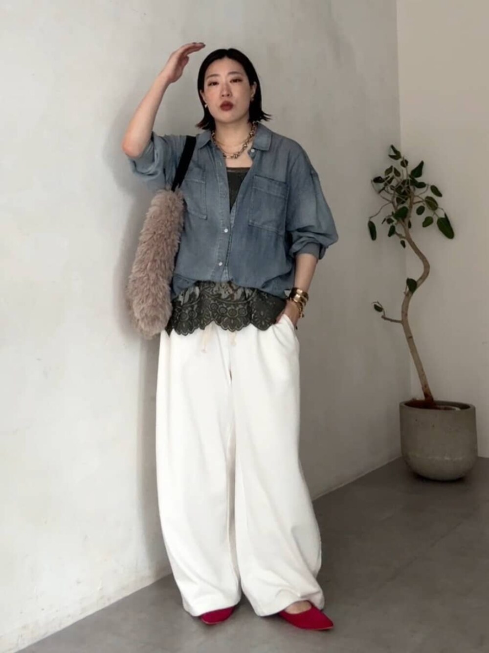 ホワイト系のその他パンツ、ブルー系のシャツ/ブラウス、ゴールド系のネックレスを着用したレディースの夏コーディネートの2枚目の写真