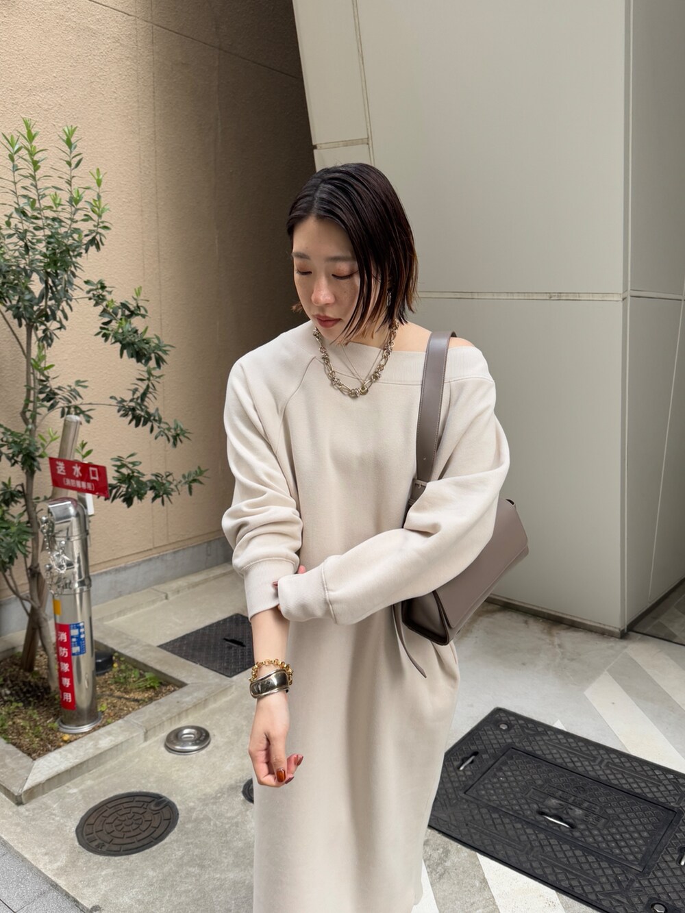 ベージュ系のワンピース、ブラウン系のその他アウター、ブラウン系のブーツを着用したレディースの冬コーディネートの8枚目の写真