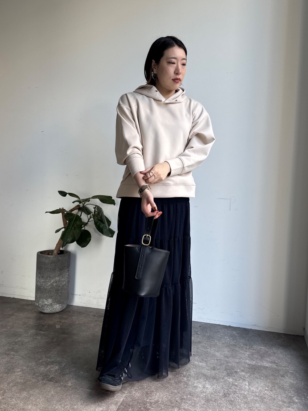 ホワイト系のセットアップ、ブルー系のスカートを着用したレディースの冬コーディネートの8枚目の写真