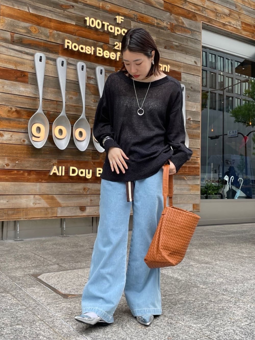 ブラック系のカーディガン/ボレロ、ブルー系のデニムパンツ、ブラウン系のベルトを着用したレディースの夏コーディネートの3枚目の写真