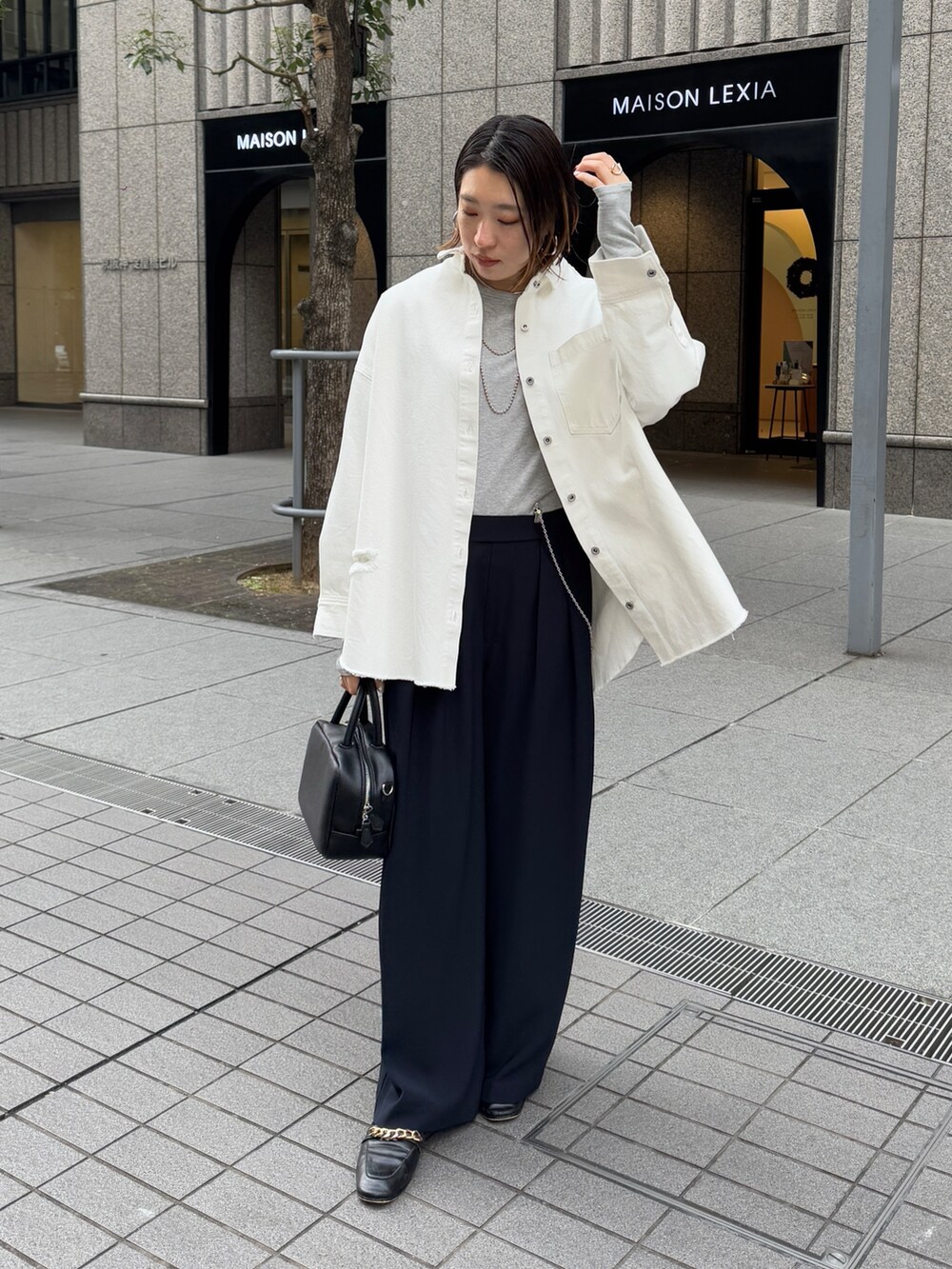 グリーン系のその他アウター、ブラック系のシャツ/ブラウス、グレー系のTシャツ/カットソーを着用したレディースの冬コーディネートの6枚目の写真