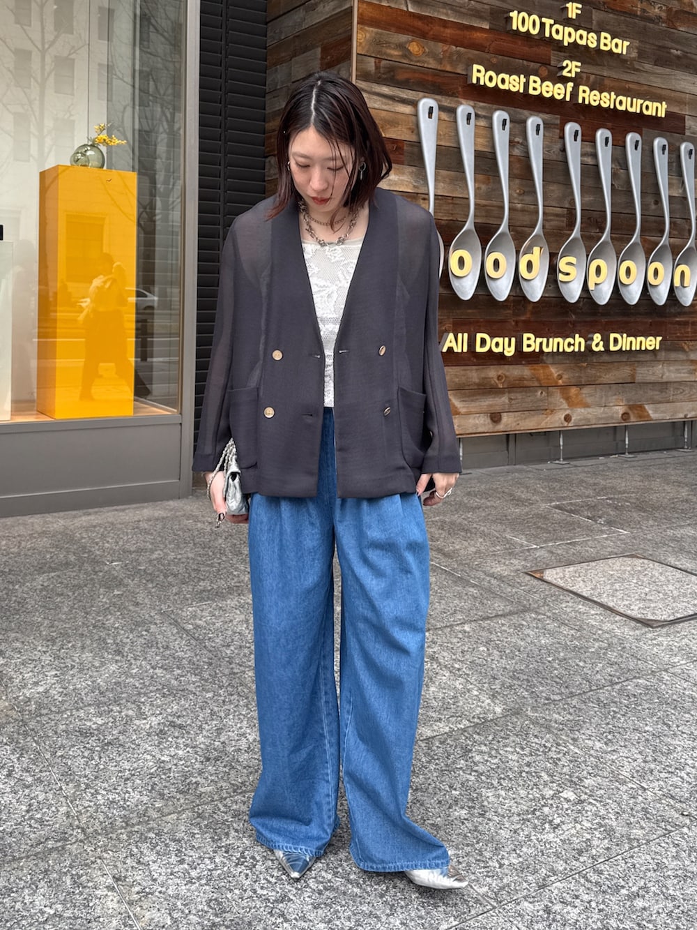 グレー系のテーラードジャケット、ブルー系のその他パンツを着用したレディースの冬コーディネートの2枚目の写真