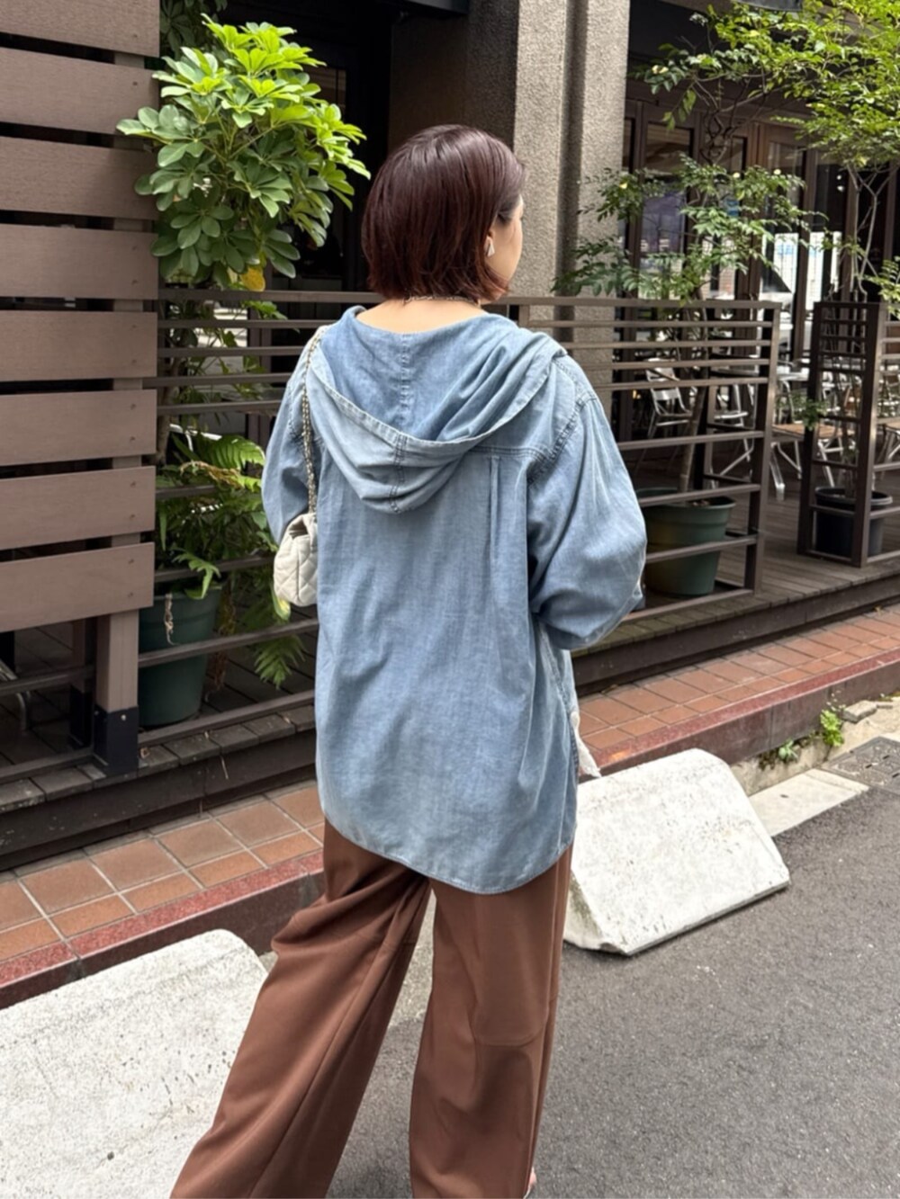 ホワイト系のシャツ/ブラウス、ブルー系のシャツ/ブラウス、ブラウン系のその他パンツを着用したレディースの夏コーディネートの9枚目の写真