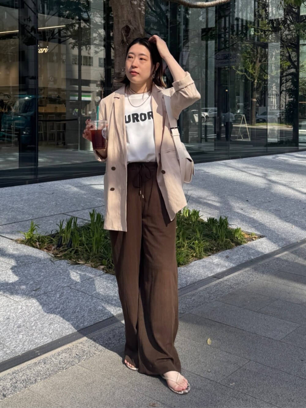 ホワイト系のショルダーバッグ、ホワイト系のシャツ/ブラウス、ブラウン系のその他パンツを着用したレディースの春コーディネートの3枚目の写真