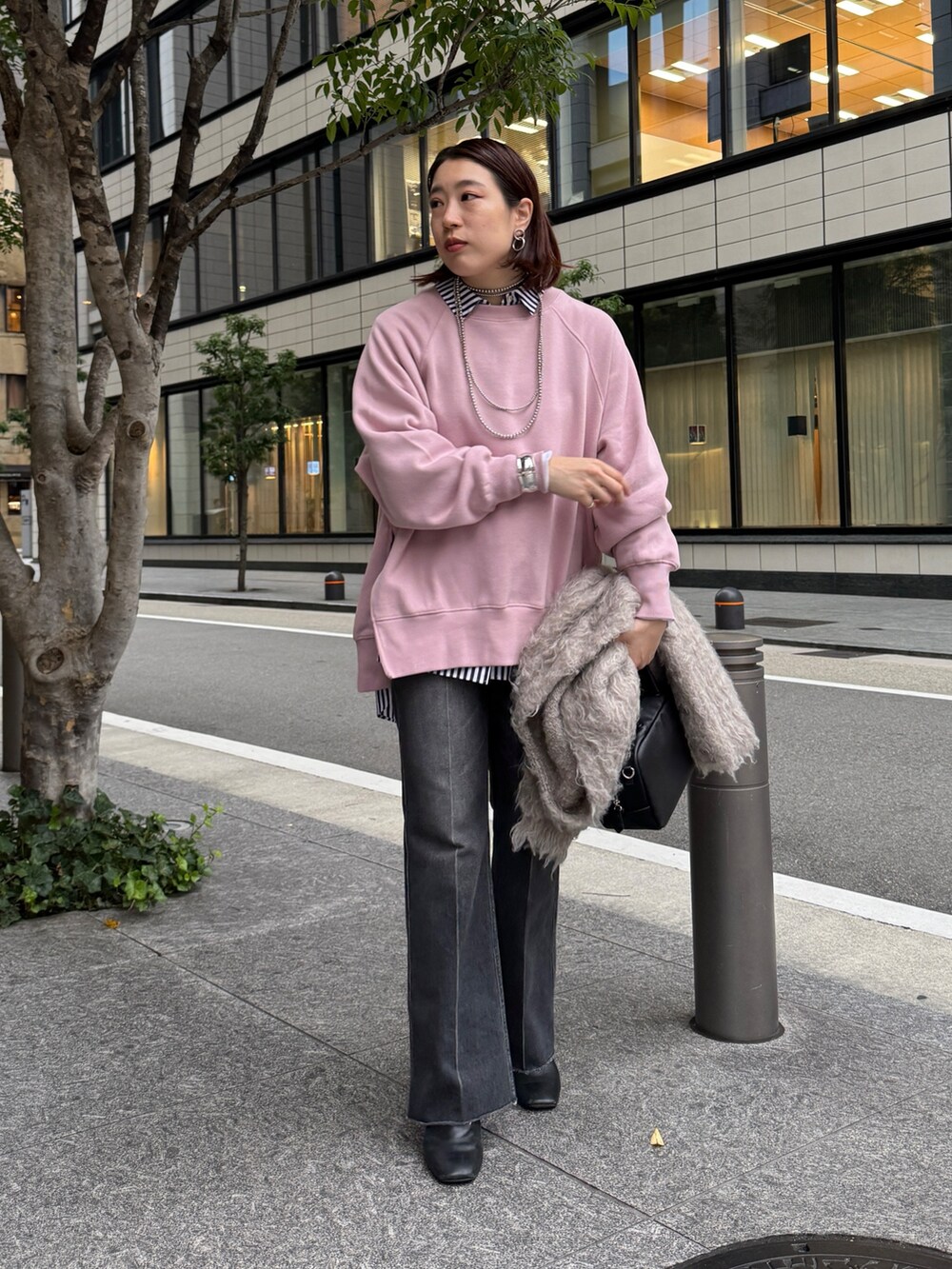 ピンク系のTシャツ/カットソー、ブルー系のシャツ/ブラウス、ブラック系のデニムパンツを着用したレディースの秋コーディネートの6枚目の写真