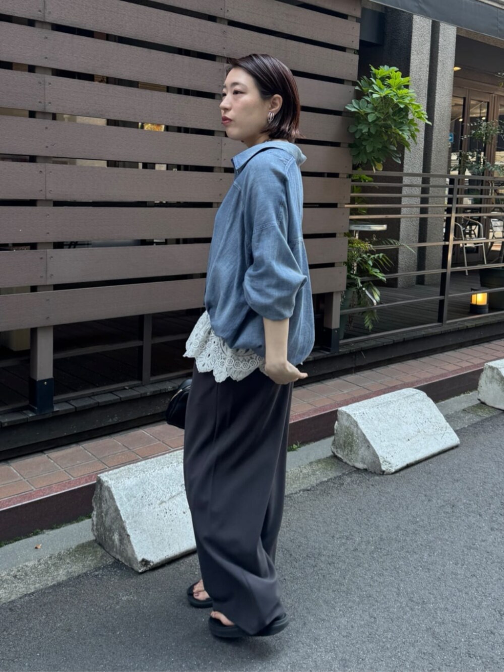 ホワイト系のシャツ/ブラウス、ブルー系のシャツ/ブラウス、ブラック系のショルダーバッグを着用したレディースの夏コーディネートの8枚目の写真