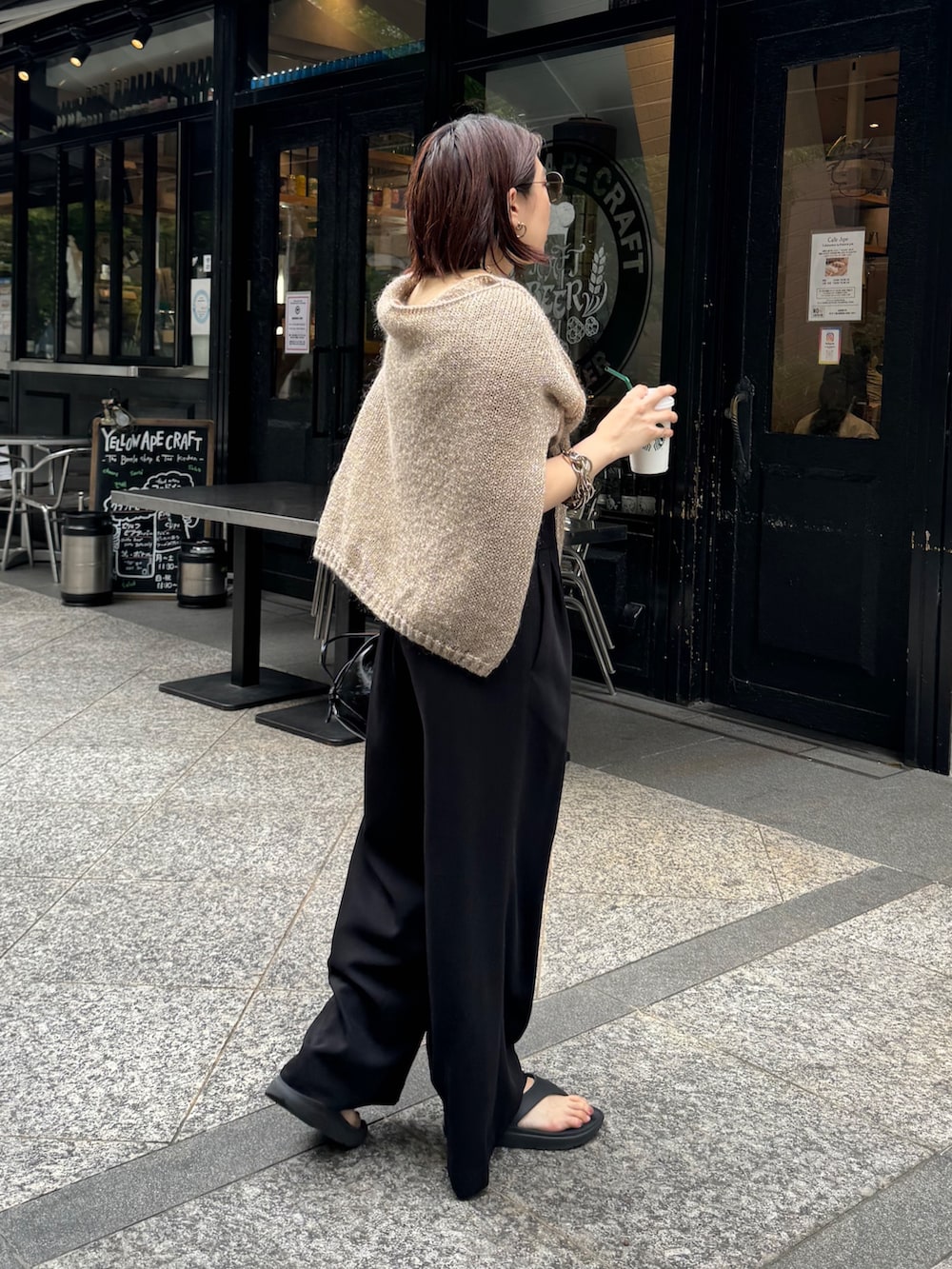 ベージュ系のニット/セーター、ブラック系のショルダーバッグ、ブラック系のその他パンツを着用したレディースの夏コーディネートの2枚目の写真