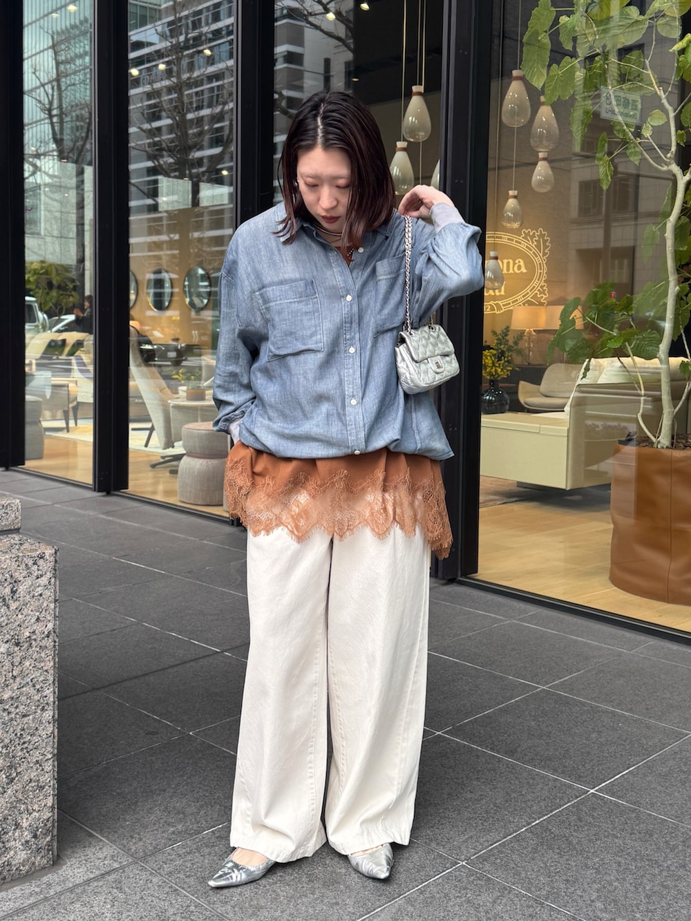 ブルー系のシャツ/ブラウス、ブラウン系のTシャツ/カットソー、ベージュ系のデニムパンツを着用したレディースの春コーディネートの5枚目の写真