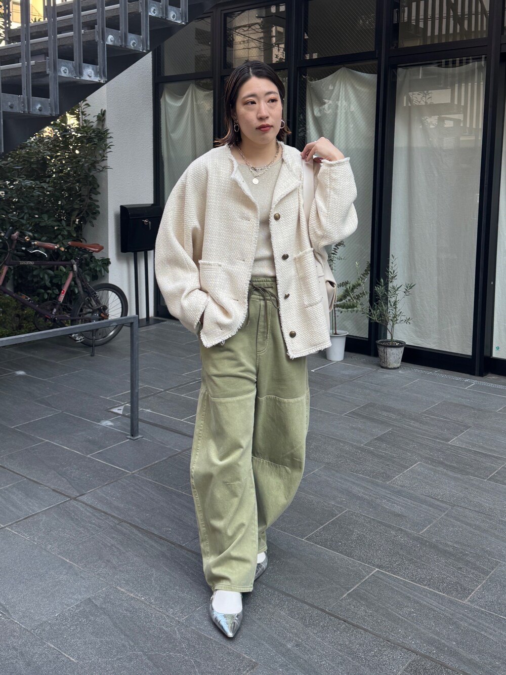 ホワイト系のその他アウター、ベージュ系のニット/セーター、グリーン系のその他パンツを着用したレディースの冬コーディネートの4枚目の写真