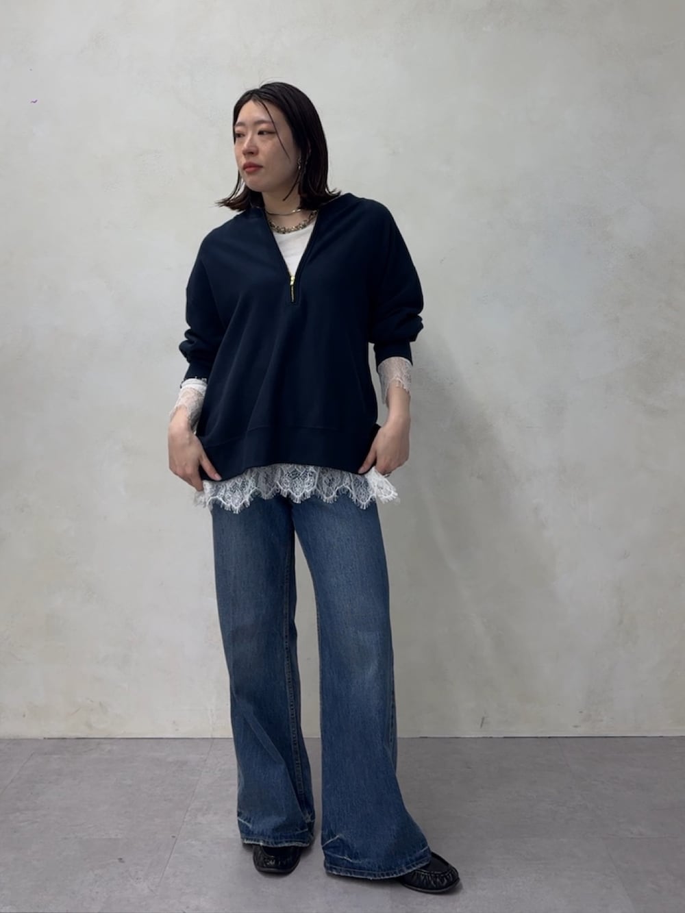 ブルー系のデニムパンツ、ホワイト系のTシャツ/カットソー、ブルー系のスウェットを着用したレディースの春コーディネートの4枚目の写真