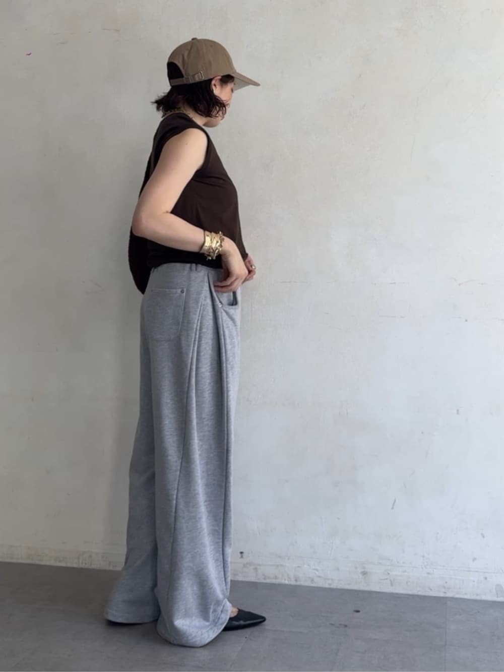 ブラウン系のTシャツ/カットソー、グレー系のスウェットパンツ、ブラウン系のトートバッグを着用したレディースの夏コーディネートの6枚目の写真
