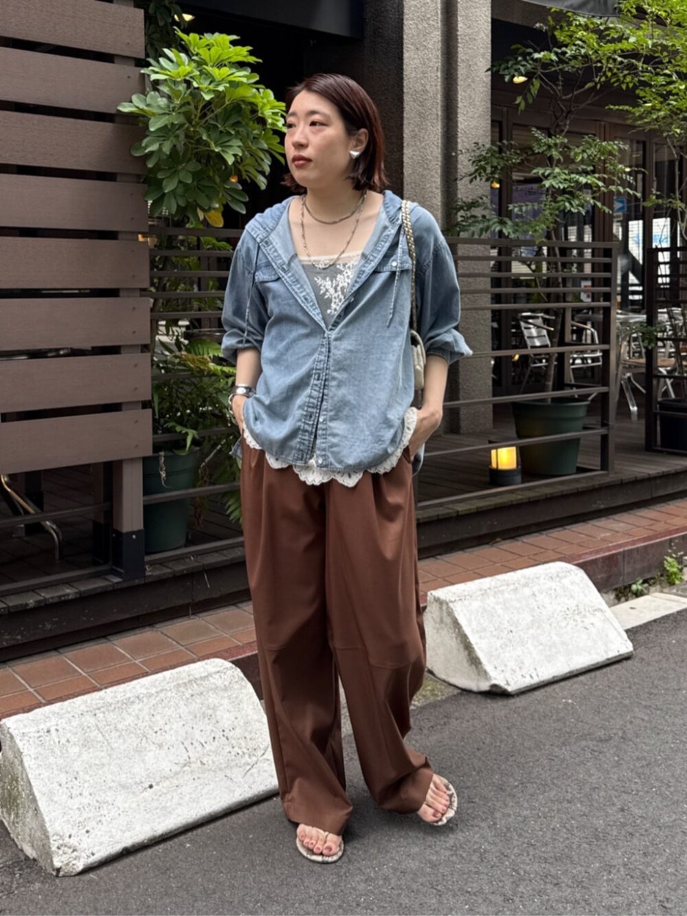 ホワイト系のシャツ/ブラウス、ブルー系のシャツ/ブラウス、ブラウン系のその他パンツを着用したレディースの夏コーディネートの7枚目の写真