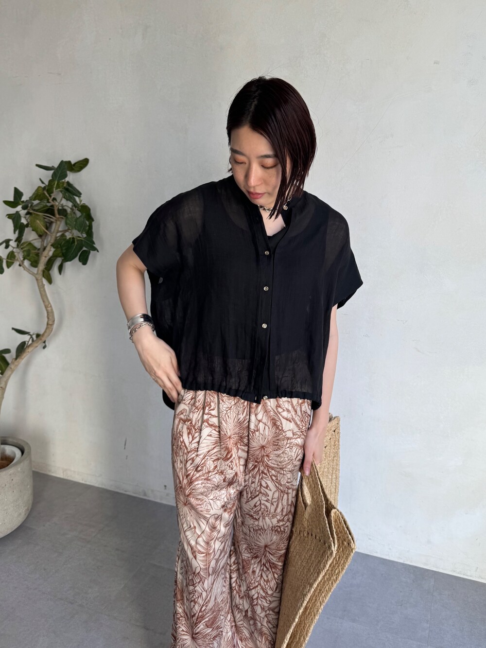 ブラウン系のその他パンツ、ブラック系のシャツ/ブラウスを着用したレディースの夏コーディネートの8枚目の写真