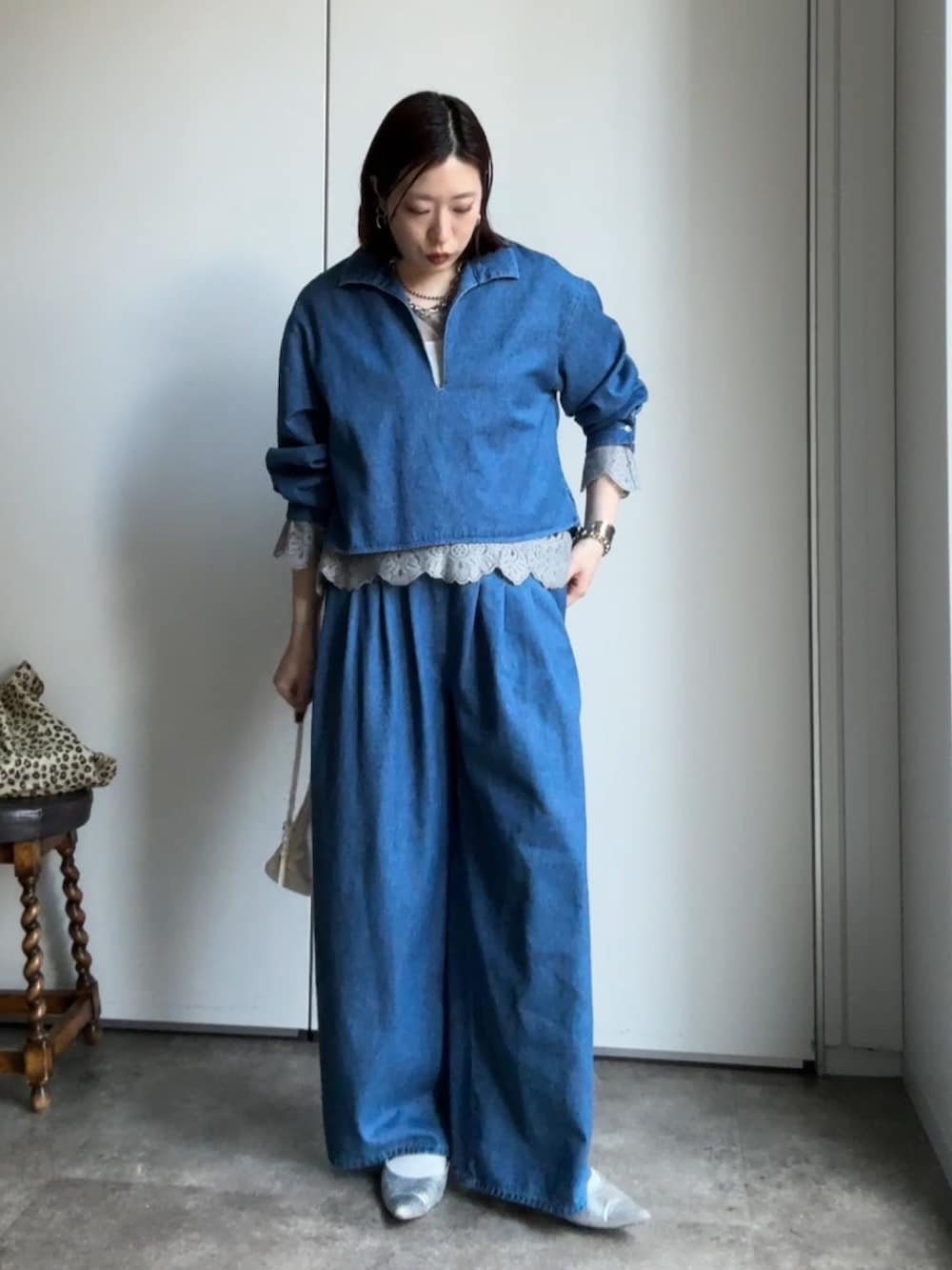 ブルー系のシャツ/ブラウス、ブルー系のその他パンツ、グレー系のシャツ/ブラウスを着用したレディースの冬コーディネートの3枚目の写真