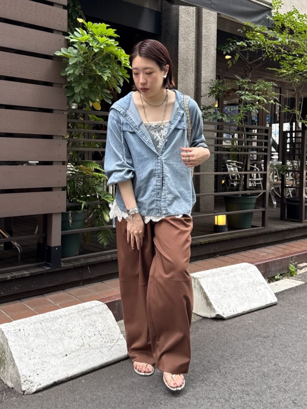 ホワイト系のシャツ/ブラウス、ブルー系のシャツ/ブラウス、ブラウン系のその他パンツを着用したレディースの夏コーディネートの5枚目の写真