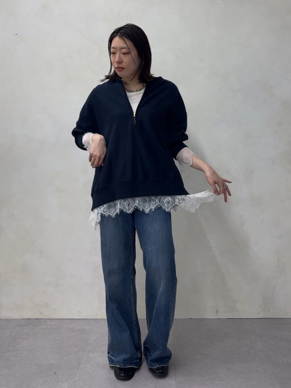 ブルー系のデニムパンツ、ホワイト系のTシャツ/カットソー、ブルー系のスウェットを着用したレディースの春コーディネートの5枚目の写真