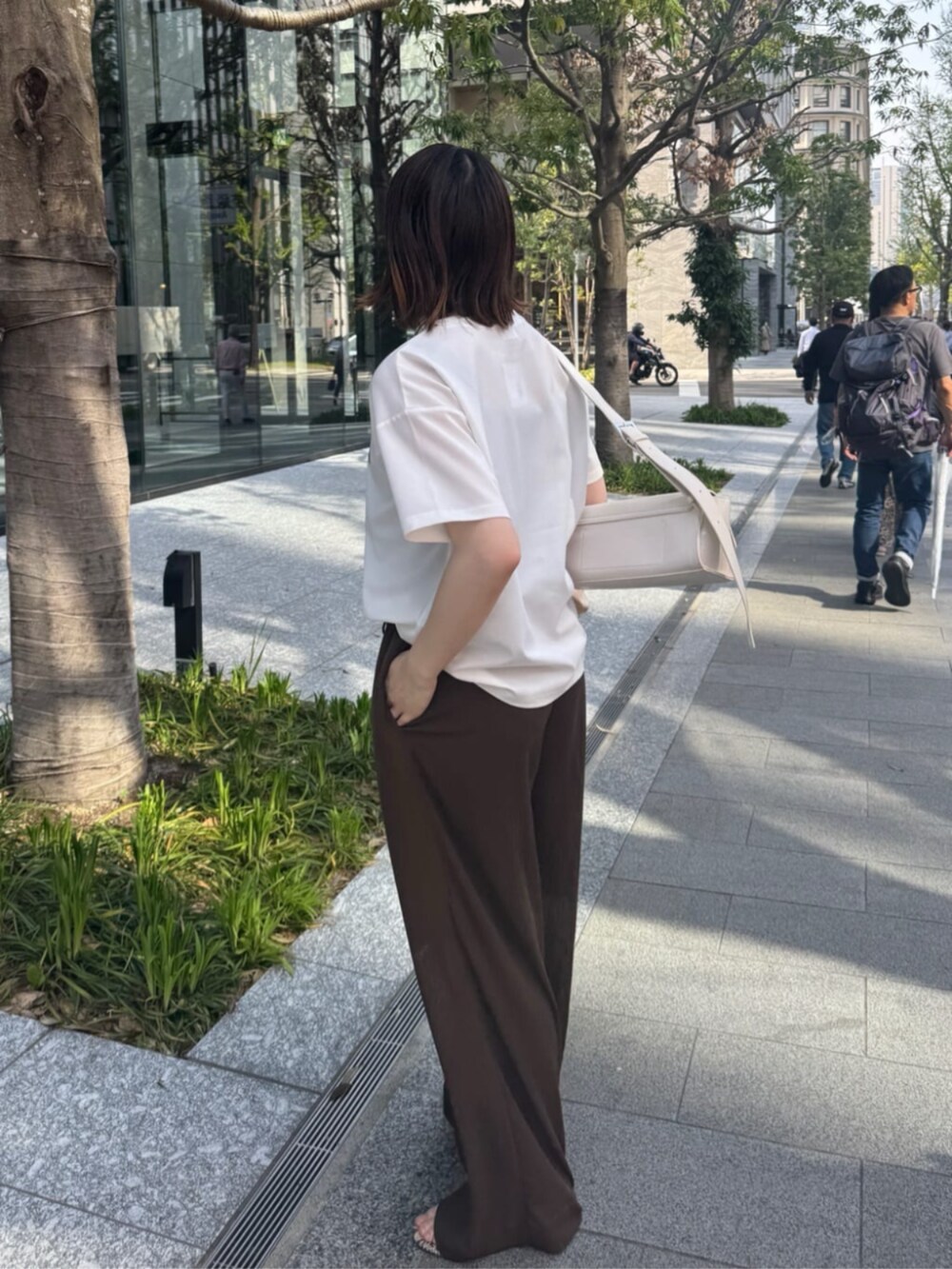 ホワイト系のショルダーバッグ、ホワイト系のシャツ/ブラウス、ブラウン系のその他パンツを着用したレディースの春コーディネートの9枚目の写真
