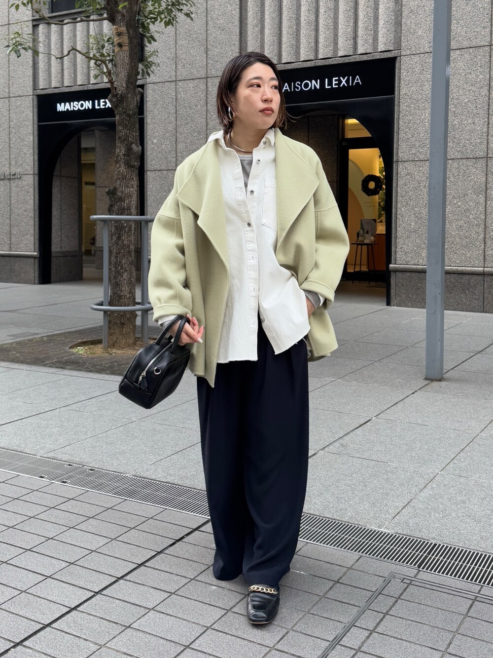 グリーン系のその他アウター、ブラック系のシャツ/ブラウス、グレー系のTシャツ/カットソーを着用したレディースの冬コーディネートの3枚目の写真