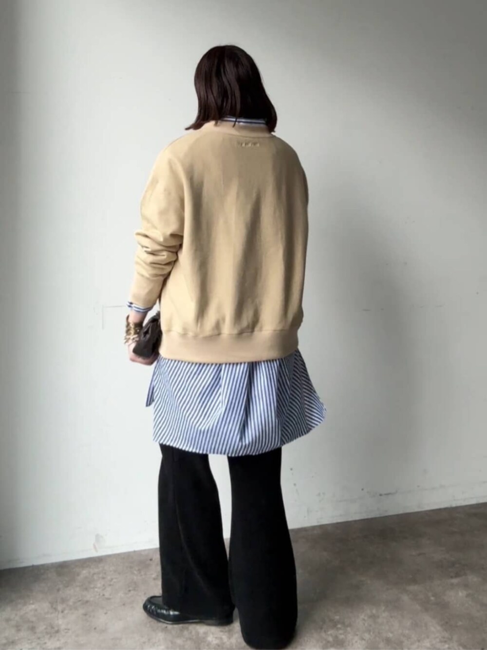 ブルー系のシャツ/ブラウス、ブラック系のその他パンツ、ブラック系のスウェットを着用したレディースの冬コーディネートの5枚目の写真