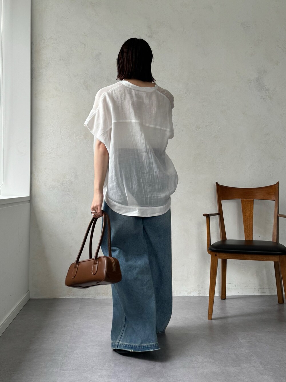 ブルー系のデニムパンツ、ホワイト系のシャツ/ブラウスを着用したレディースの夏コーディネートの7枚目の写真