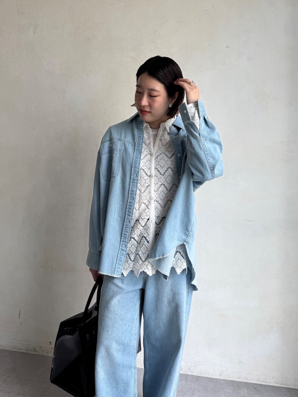 ブルー系のデニムパンツ、ブルー系のシャツ/ブラウス、ホワイト系のシャツ/ブラウスを着用したレディースの冬コーディネートの9枚目の写真