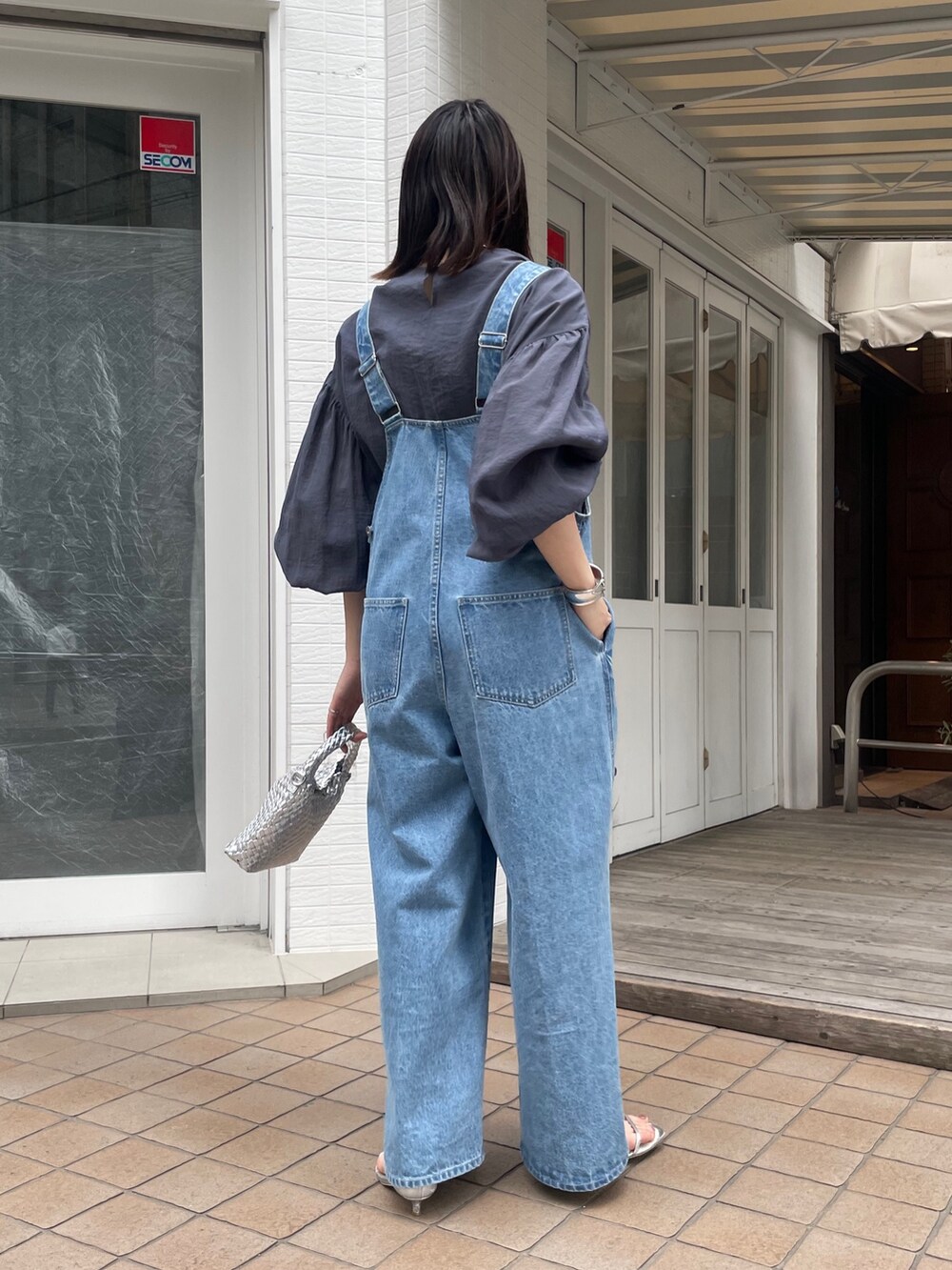 ブルー系のシャツ/ブラウス、ブルー系のサロペット/オーバーオール、シルバー系のショルダーバッグを着用したレディースの春コーディネートの6枚目の写真