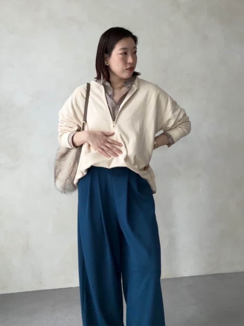 ホワイト系のスウェット、グレー系のシャツ/ブラウス、ブルー系のその他パンツを着用したレディースの秋コーディネートの8枚目の写真