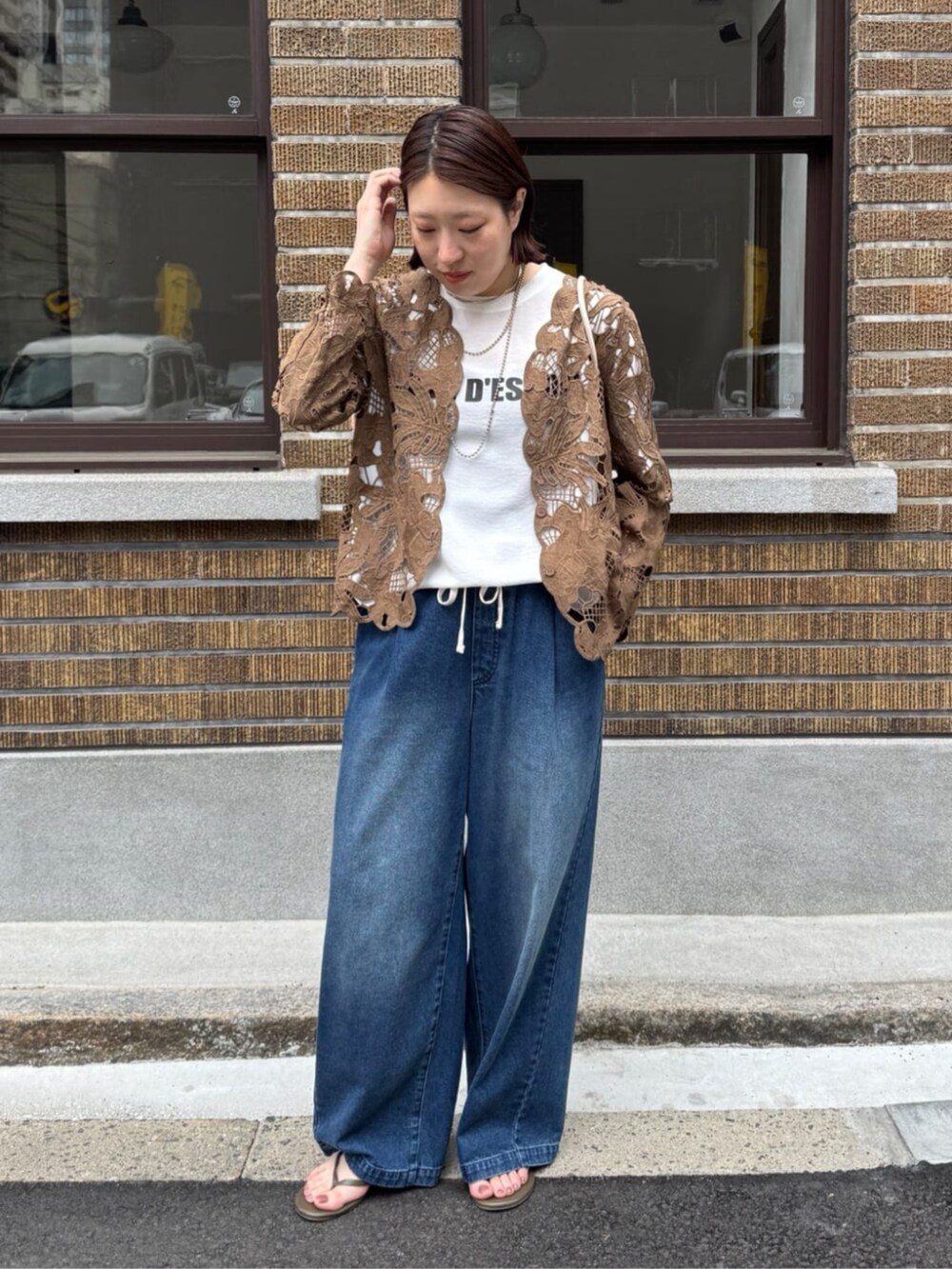 ブルー系のデニムパンツ、ホワイト系のシャツ/ブラウス、ブラウン系のシャツ/ブラウスを着用したレディースの春コーディネートの4枚目の写真