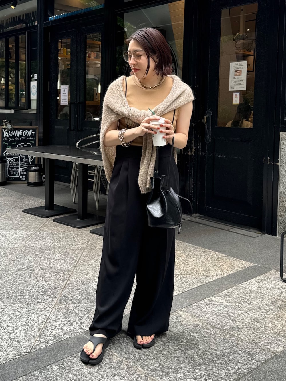 ベージュ系のニット/セーター、ブラック系のショルダーバッグ、ブラック系のその他パンツを着用したレディースの夏コーディネートの5枚目の写真