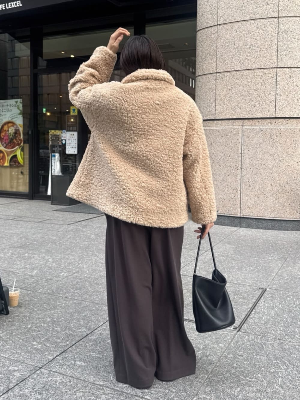 ブラウン系のシャツ/ブラウス、ブラウン系のその他パンツ、ベージュ系のニット/セーターを着用したレディースの秋コーディネートの5枚目の写真