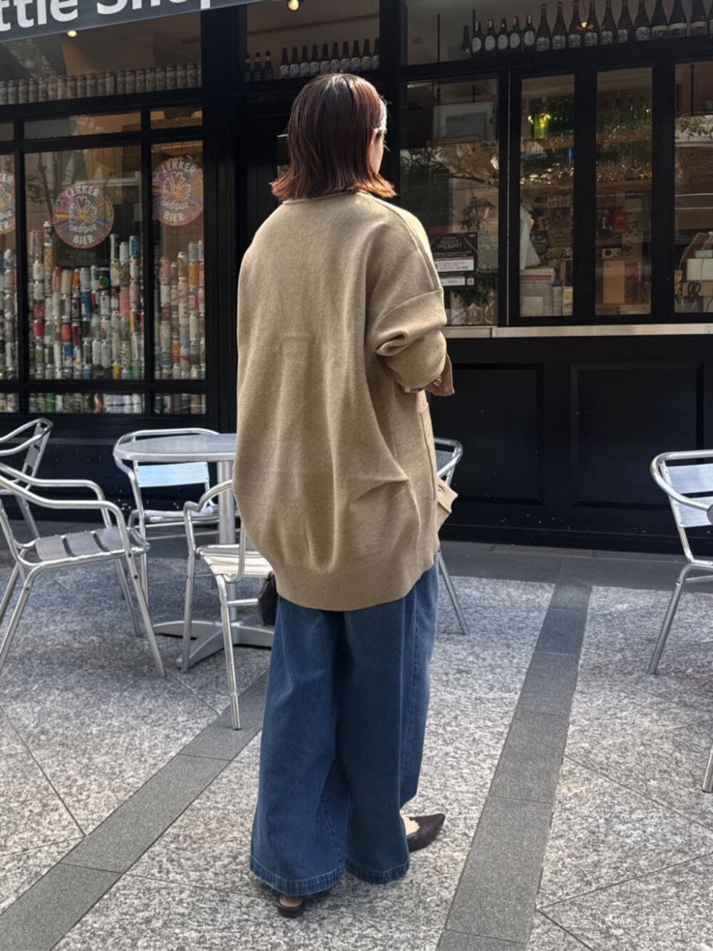 ブラウン系のショルダーバッグ、ブラウン系のシャツ/ブラウス、ブラウン系のパンプスを着用したレディースの秋コーディネートの7枚目の写真