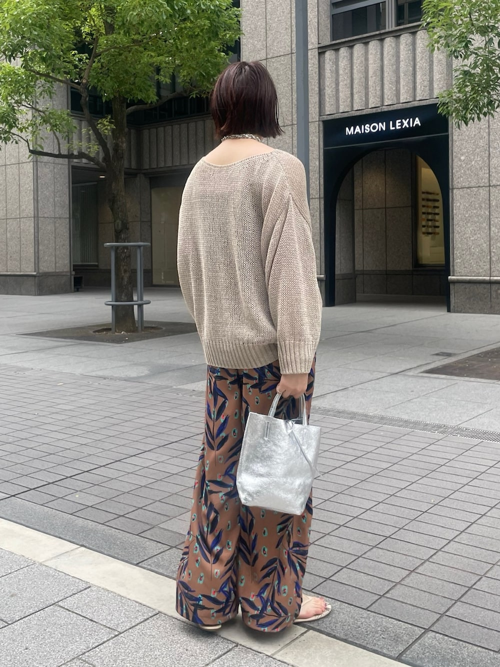 イエロー系のその他パンツ、ベージュ系のニット/セーター、シルバー系のショルダーバッグを着用したレディースの夏コーディネートの9枚目の写真
