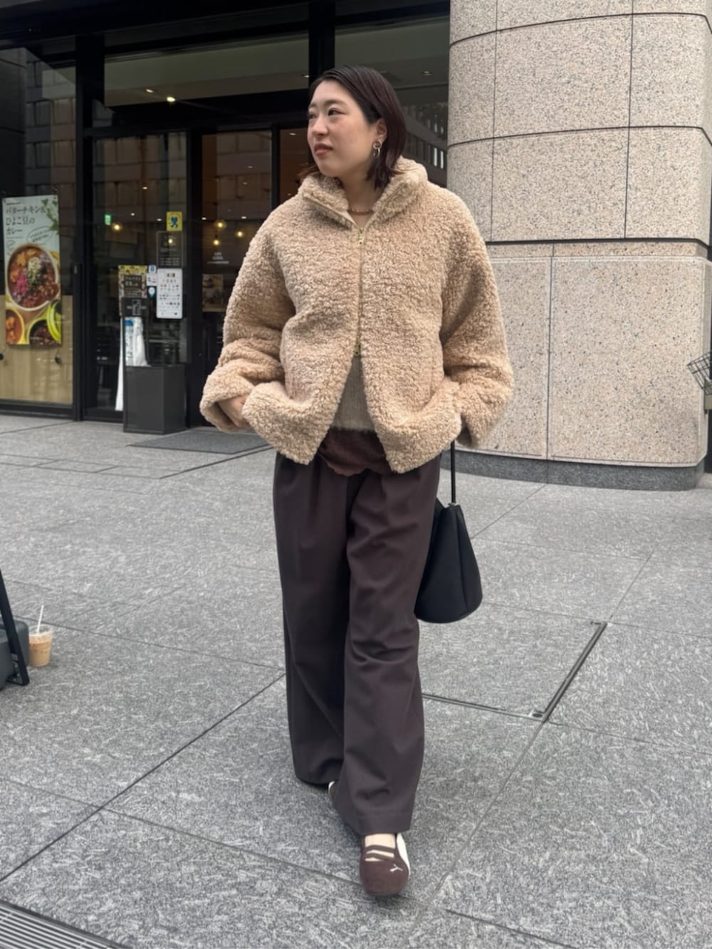 ブラウン系のシャツ/ブラウス、ブラウン系のその他パンツ、ベージュ系のニット/セーターを着用したレディースの秋コーディネートの3枚目の写真