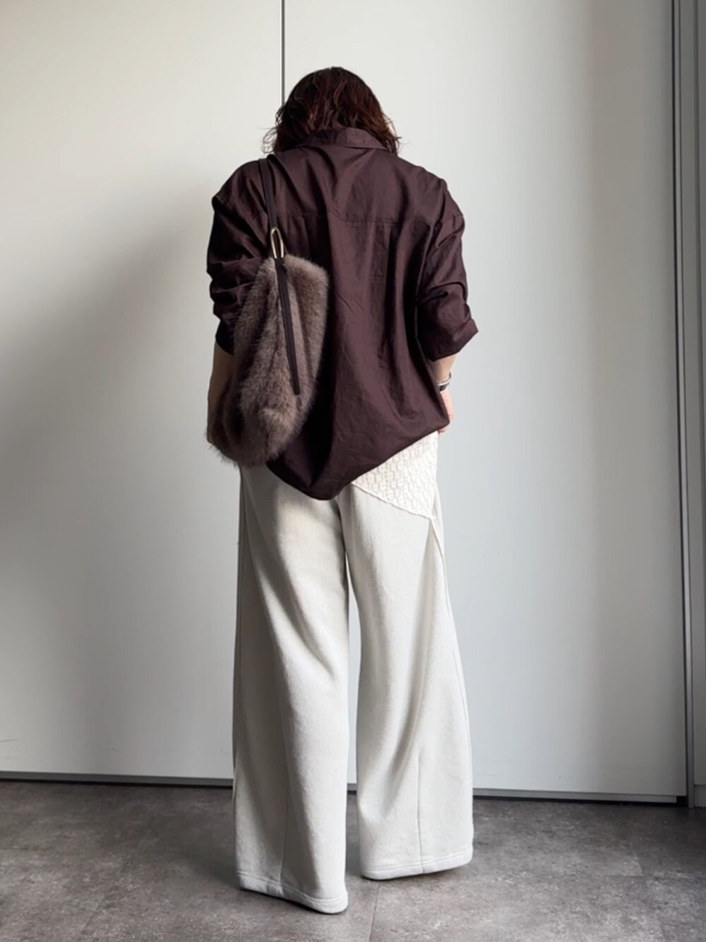 ブラウン系のシャツ/ブラウス、ホワイト系のスウェットパンツ、ブラウン系のトートバッグを着用したレディースの秋コーディネートの4枚目の写真