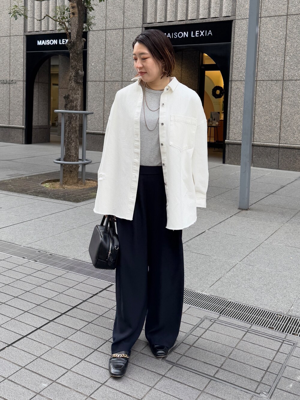 グリーン系のその他アウター、ブラック系のシャツ/ブラウス、グレー系のTシャツ/カットソーを着用したレディースの冬コーディネートの9枚目の写真