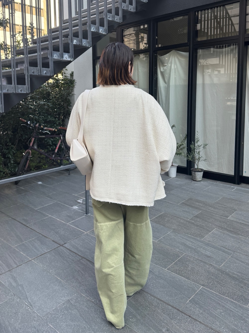 ホワイト系のその他アウター、ベージュ系のニット/セーター、グリーン系のその他パンツを着用したレディースの冬コーディネートの8枚目の写真
