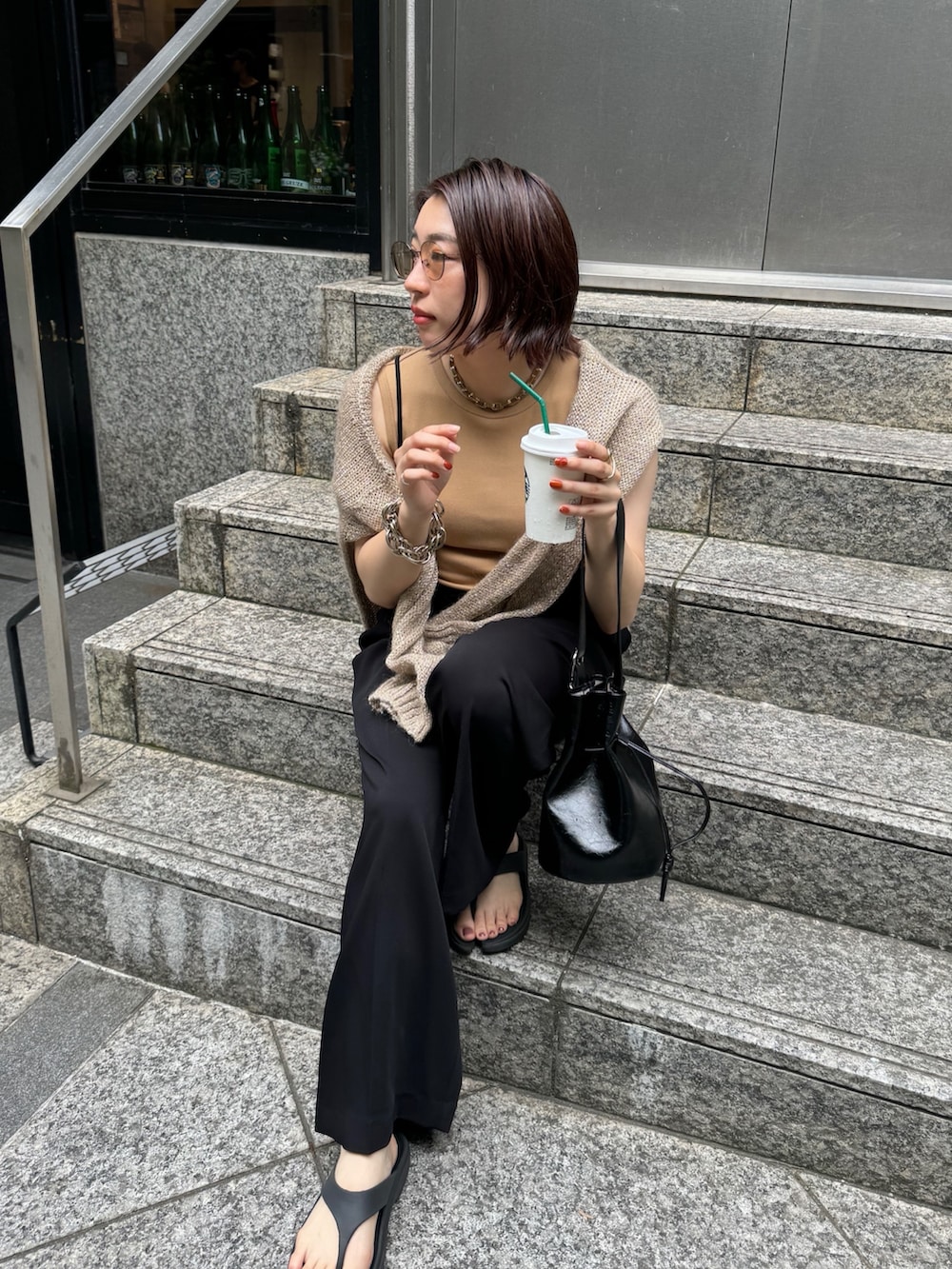 ベージュ系のニット/セーター、ブラック系のショルダーバッグ、ブラック系のその他パンツを着用したレディースの夏コーディネートの6枚目の写真