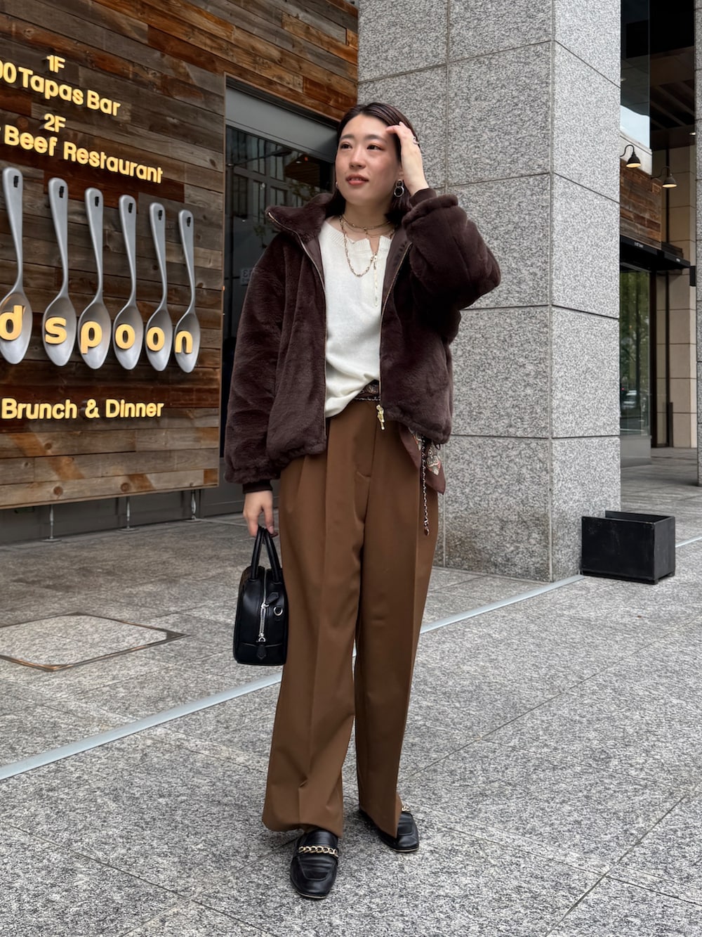 ブラウン系のその他パンツ、グレー系のその他アウター、ホワイト系のニット/セーターを着用したレディースの冬コーディネートの3枚目の写真